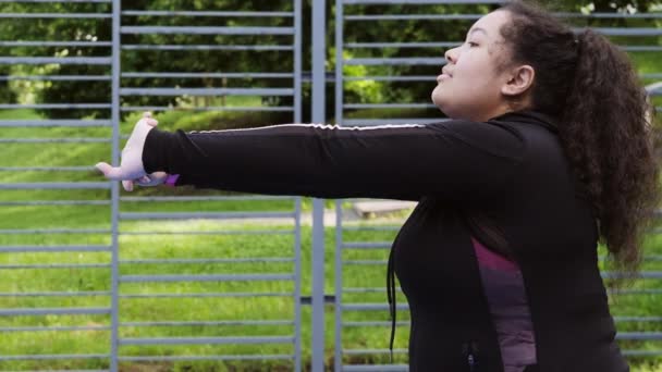 超过一个做伸展运动的女人的尺寸 — 图库视频影像