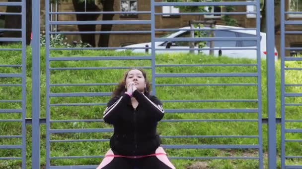 Sur la taille d'une femme faisant des exercices d'étirement — Video