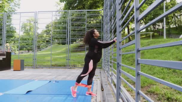 Över storleken på en kvinna som gör stretching övningar — Stockvideo