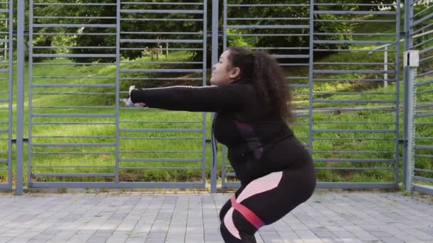 Sopra le dimensioni di una donna che fa esercizi di stretching — Video Stock