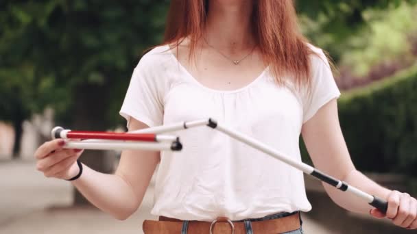 Junger Blinder mit langem Blindenstock in der Stadt — Stockvideo