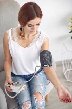 Kadınlar evdeki baskıyı ölçerler.