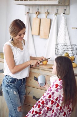 Anne hasta kızı için çay yapıyor.