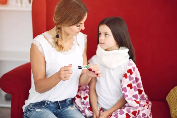 Maman mesure la température de sa fille malade — Photo