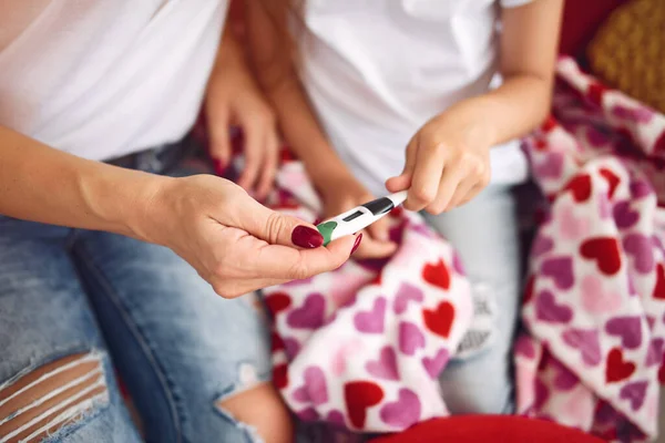 Mamma mäter temperaturen på sin sjuka dotter — Stockfoto