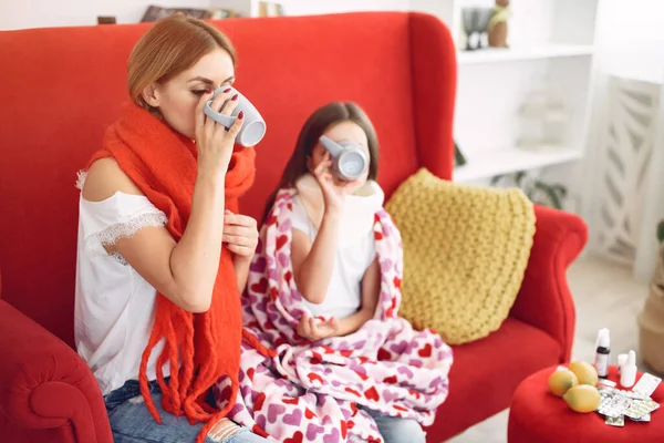 Matka dává své nemocné dceři horký čaj — Stock fotografie