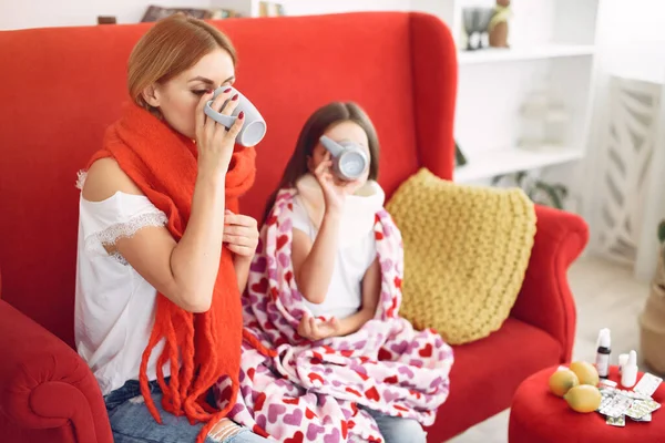 Mutter gibt ihrer kranken Tochter heißen Tee — Stockfoto