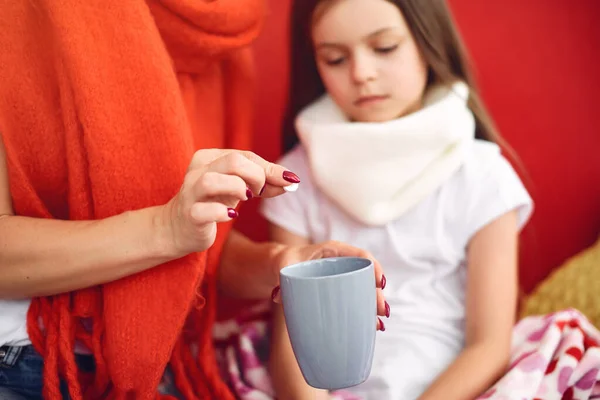 Mãe dá a sua filha doente chá quente — Fotografia de Stock