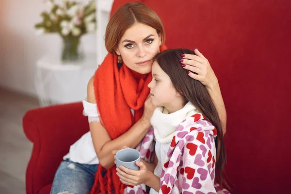 Mãe dá a sua filha doente chá quente — Fotografia de Stock