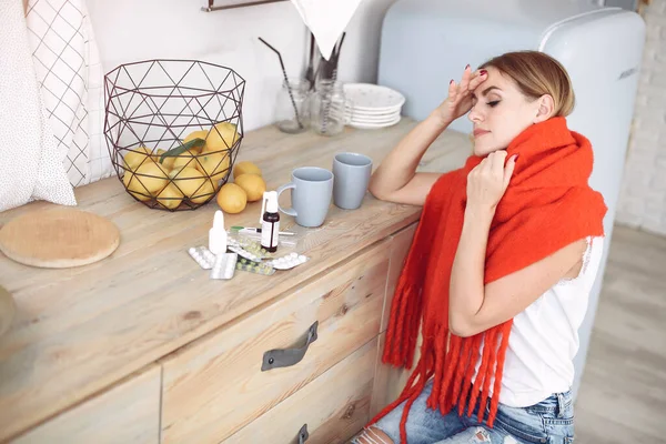 Žena sedí doma se studeným a pijícím horkým čajem — Stock fotografie