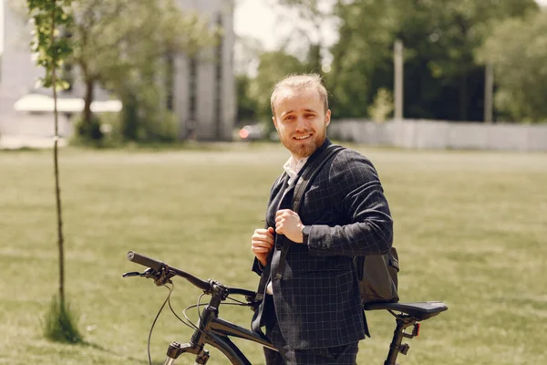 Επιχειρηματίας με ποδήλατο σε μια καλοκαιρινή πόλη — Φωτογραφία Αρχείου