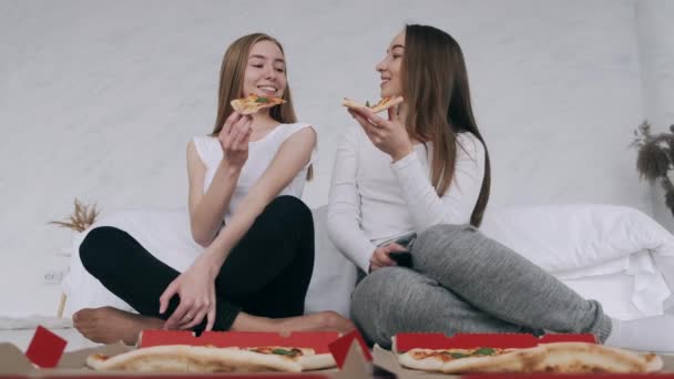 Girls friends eats pizza and watching TV at home — Stock Video