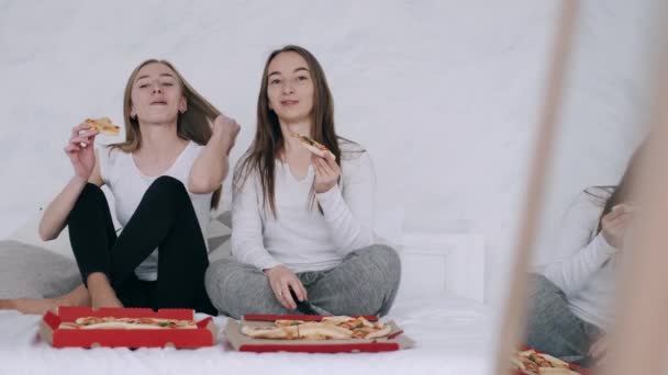 Prietenii mănâncă pizza și se uită la televizor acasă — Videoclip de stoc