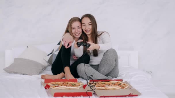 Girls friends eats pizza and playing at home — Stock Video