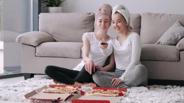 Girls friends eats pizza and watching TV at home — Stock Video