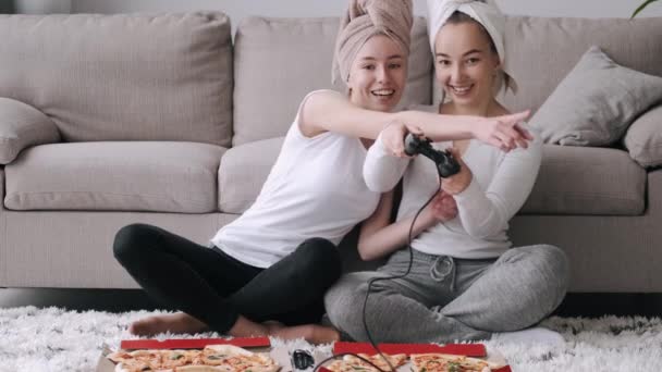 Girls friends eats pizza and playing at home — Stock Video