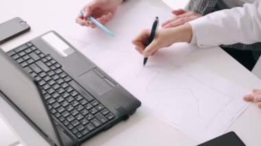 Ofiste dizüstü bilgisayarı olan iki kadın.