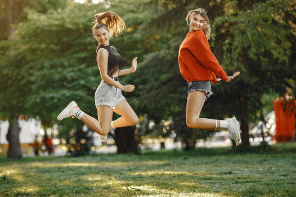 Девушки проводят время в летнем парке