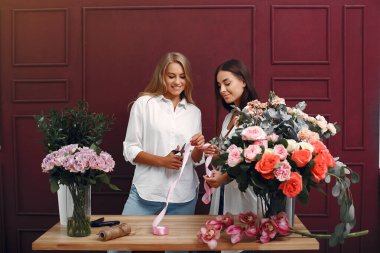 Fürist stüdyoda güzel bir buket yapar.