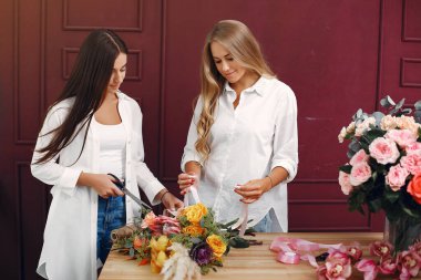 Fürist stüdyoda güzel bir buket yapar.