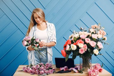 Fürist stüdyoda güzel bir buket yapar.