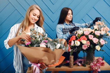 Fürist stüdyoda güzel bir buket yapar.