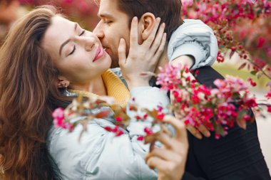 Güzel bir çift bahar parkında vakit geçirir.