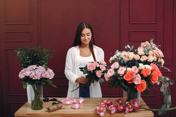 Frorist makes a beautiful bouquet in a studio — Stock Photo, Image