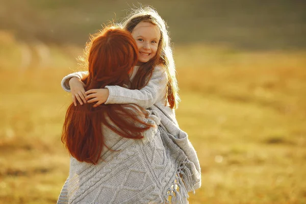 Matka z córeczką bawiącą się na jesiennym polu — Zdjęcie stockowe
