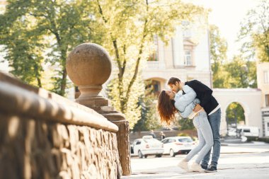 Güzel bir çift bahar şehrinde vakit geçirir.
