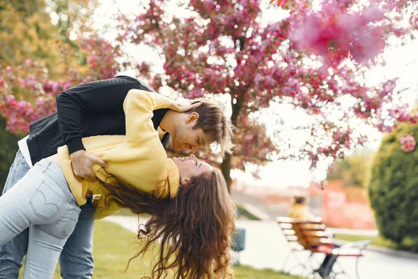 Hermosa pareja pasar tiempo en un parque de primavera — Foto de Stock