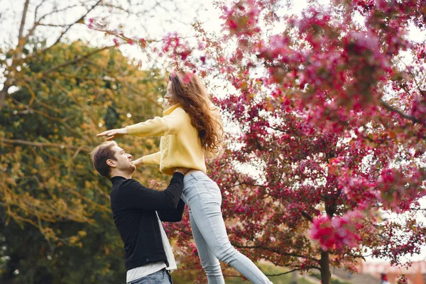 Beau couple passer du temps dans un parc de printemps — Photo