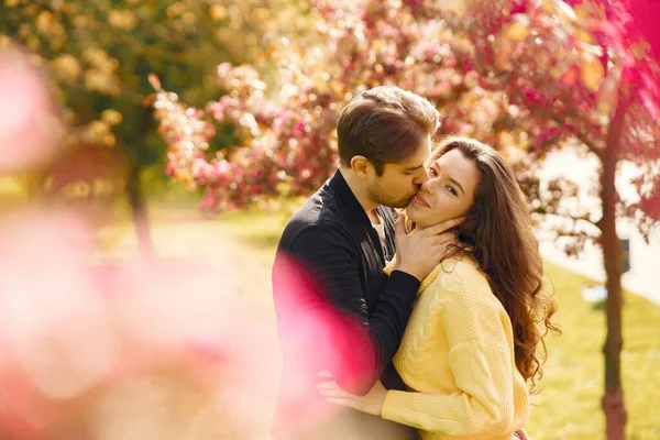 Beautiful couple spend time in a spring park — Stock Photo, Image