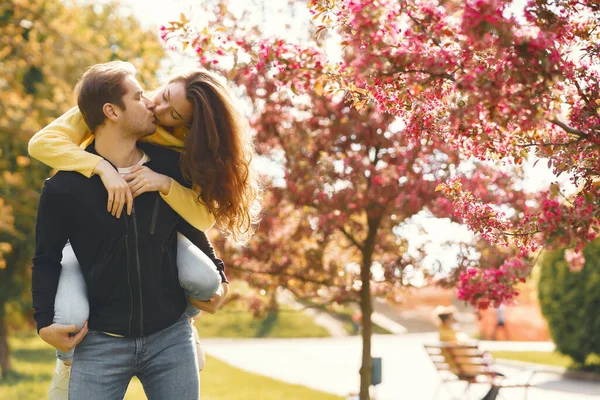 Beau couple passer du temps dans un parc de printemps — Photo