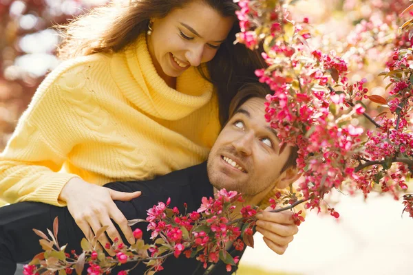 Beau couple passer du temps dans un parc de printemps — Photo