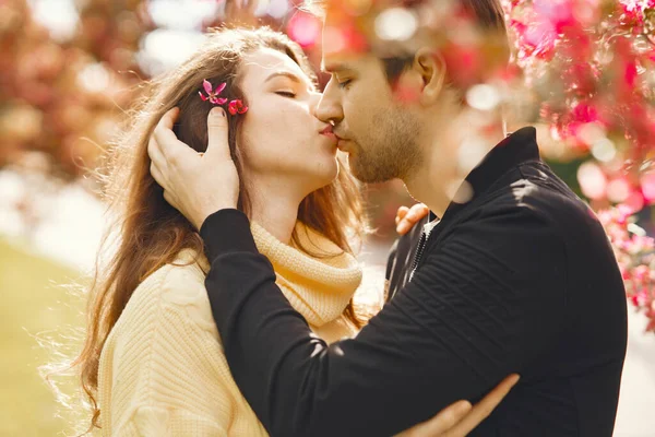 Beautiful couple spend time in a spring park — Stock Photo, Image