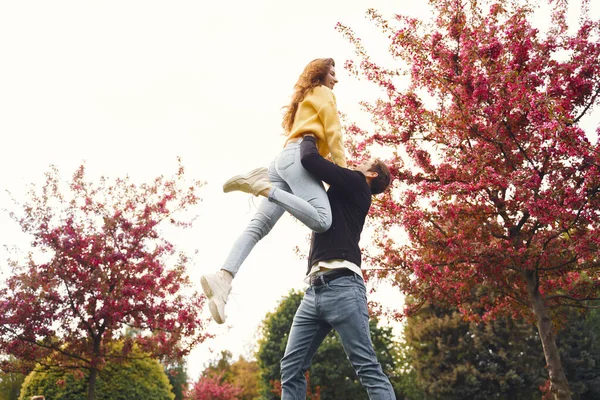 这对年轻貌美的夫妇在春天的公园里度过时光 — 图库照片