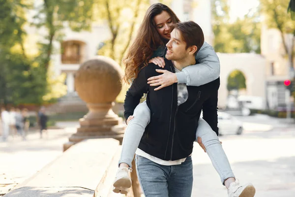 Mooi koppel brengen tijd door in een voorjaarsstad — Stockfoto