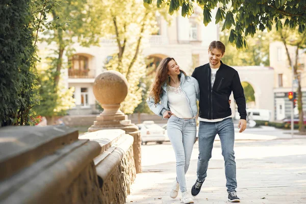 Mooi koppel brengen tijd door in een voorjaarsstad — Stockfoto