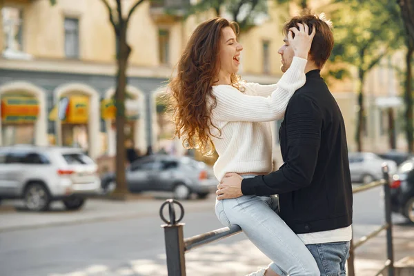 Hermosa pareja pasar tiempo en una ciudad de primavera —  Fotos de Stock