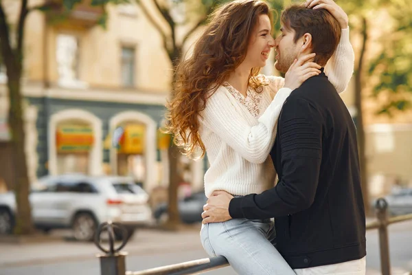 Mooi koppel brengen tijd door in een voorjaarsstad — Stockfoto