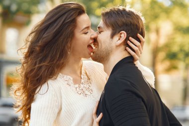 Güzel bir çift bahar şehrinde vakit geçirir.