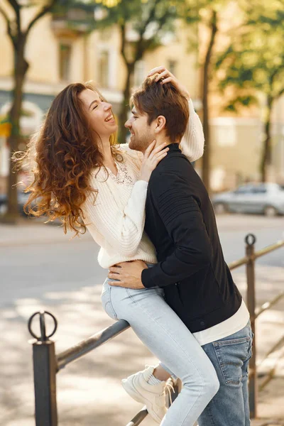 Hermosa pareja pasar tiempo en una ciudad de primavera — Foto de Stock