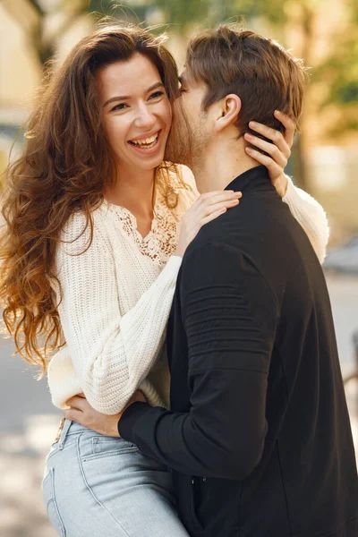 Mooi koppel brengen tijd door in een voorjaarsstad — Stockfoto