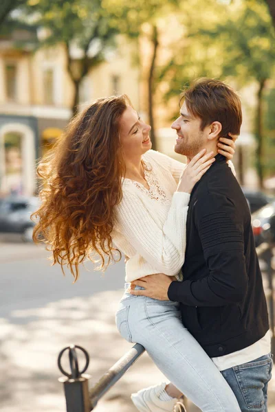 Hermosa pareja pasar tiempo en una ciudad de primavera — Foto de Stock