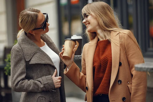 Mujer sentada en una ciudad de verano y tomando café —  Fotos de Stock