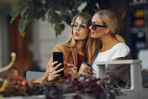 Woman sitting in a summer city and drinking coffee — Stock Photo, Image