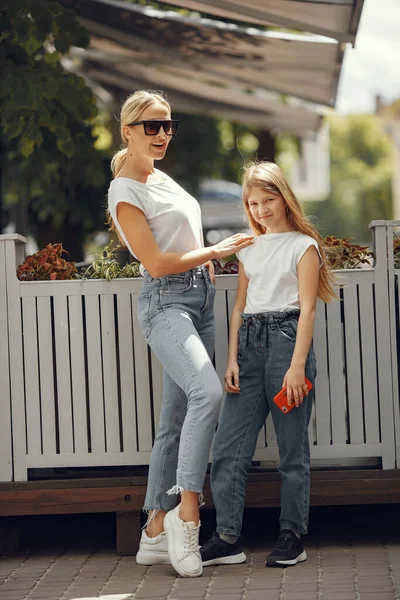 La mamá de estilo con la hija en la ciudad veraniega — Foto de Stock