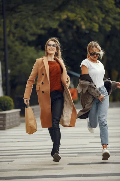Dos mujeres de pie en una ciudad de otoño —  Fotos de Stock