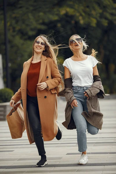 Dos mujeres de pie en una ciudad de otoño —  Fotos de Stock